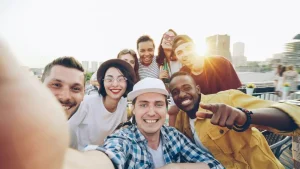 Grupo de amigos tomándose una selfie en una fiesta al aire libre